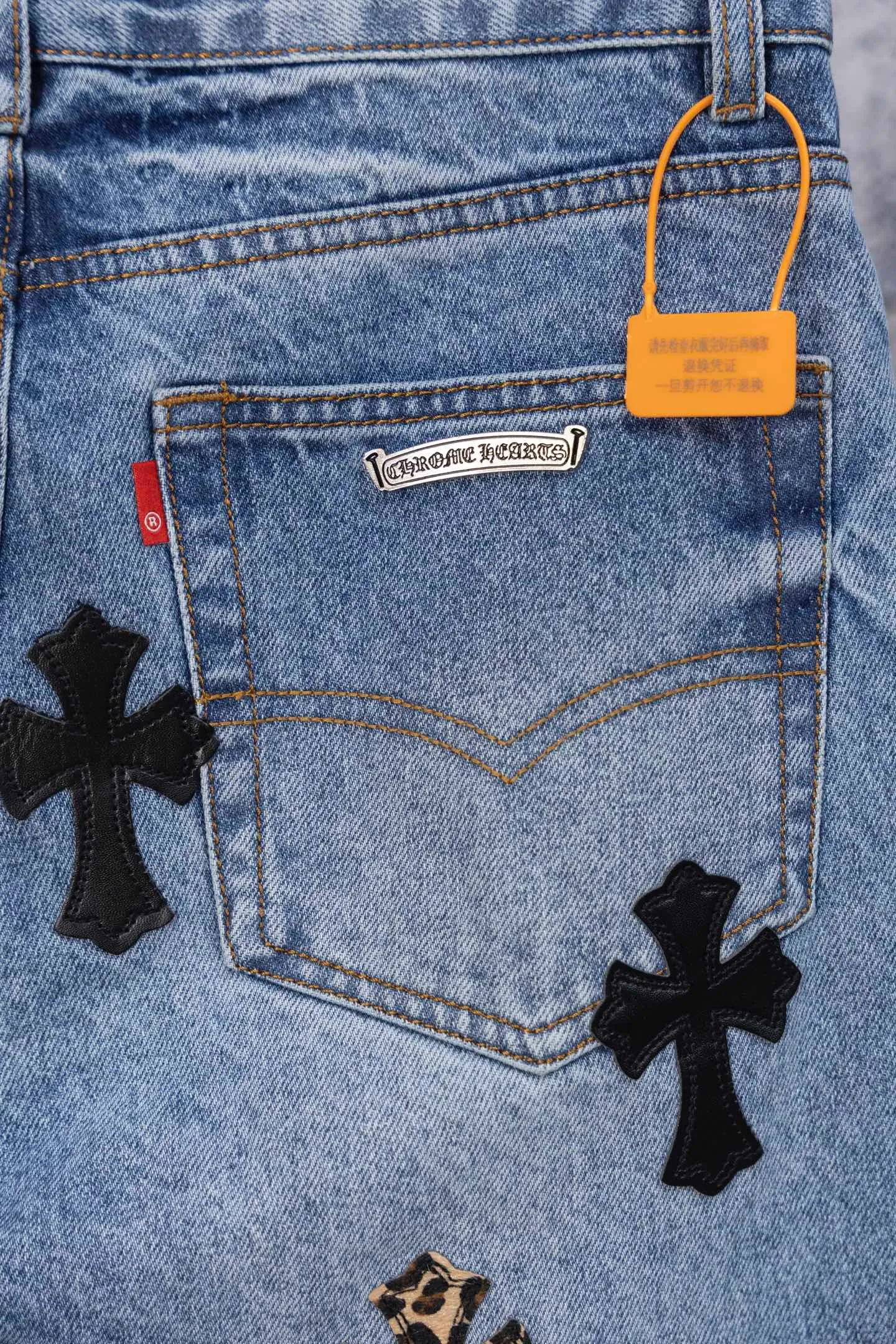 P290 Chromehearts CH limited edition leopard print colorful full cross iron leather cow king jeans, counter price 34W level, patchwork cross pattern embellishment, washed jeans! ! An absolutely high-end luxury product, a 1.9W-level god-level single product, a super popular product, made by top heavy industry, a magic weapon that cannot be missed! [About Zangyin] This is an extremely luxurious fashion brand that can also be called the aristocracy of the high street. It has always been an exclusive brand for some hipsters or rich second generations. Compared with ordinary high streets, it is more luxurious and noble. Compared with luxury brands, it is more fashionable and individual. It has always been a brand that I have a special liking for. [Top heavy industry fashion design] Consistently high-street luxury style. Speaking of this style, the Zangyin family and GU family are definitely the leading representative brands. Especially the Zangyin family has really achieved a state-of-the-art effect in creating high-street style. The unique washed material is used to create this style. The color system is already quite eye-catching. After it is decorated with patchwork cross flowers, it cleverly highlights the charm of the brand. Secondly, this style uses classic The high-waist cutting design highlights the long legs and fashionable temperament of the upper body. The brand is highly recognizable and the slim fit configuration is more suitable for daily wear. It is a product that interprets personality, fashion, and specifications at a glance. This single product is enough to make any fan excited. It can be a white T-shirt for a youthful college style, or a tight suspender for a royal style. It has strong matching ability and can be easily controlled by men.  [Materials and craftsmanship] Needless to say, this point goes without saying. As an excellent craftsman brand, Zangyin’s requirements for details and craftsmanship are really perfect. The washed color of this model has gone through so many processes, not to mention the embellishment of denim appliques. It is also purely hand-made and sewn. Just like what they believe in, only hand-made things have soul and have the meaning of wear. A top-notch heavy-duty fashionable denim item, I look forward to your perfect interpretation! !  Color: blue Size: 28-36